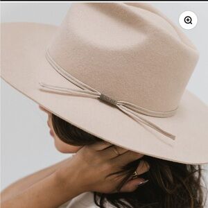 ⛰️ Gigi pip emery teardrop fedora M/L 59 - like new 🪶